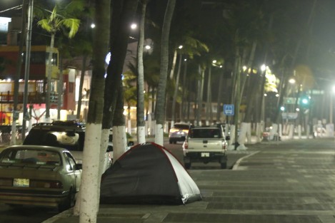 Turistas pernoctan en las calles de la ciudad a pesar de la advertencia de la autoridad municipal de no tolerar la instalación del hotel Cama Arena. Los visitantes argumentan que los espacios destinados para camping están muy lejos.