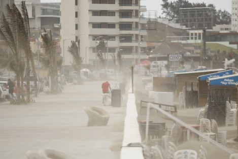 El frente frío número 40 provocó vientos del norte con rachas de hasta 80 kilómetros por hora. Los turistas que acudieron a las playas de al conurbación, permanecieron la mayor parte de su estancia fuera del agua.