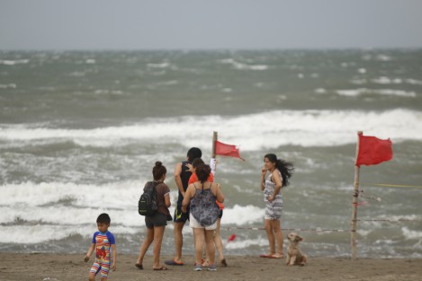 El frente frío número 40 provocó vientos del norte con rachas de hasta 80 kilómetros por hora. Los turistas que acudieron a las playas de al conurbación, permanecieron la mayor parte de su estancia fuera del agua.