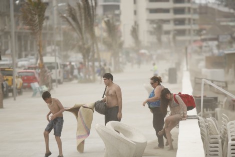 El frente frío número 40 provocó vientos del norte con rachas de hasta 80 kilómetros por hora. Los turistas que acudieron a las playas de al conurbación, permanecieron la mayor parte de su estancia fuera del agua.