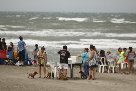 El frente frío número 40 provocó vientos del norte con rachas de hasta 80 kilómetros por hora. Los turistas que acudieron a las playas de al conurbación, permanecieron la mayor parte de su estancia fuera del agua.