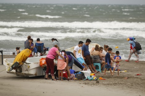 El frente frío número 40 provocó vientos del norte con rachas de hasta 80 kilómetros por hora. Los turistas que acudieron a las playas de al conurbación, permanecieron la mayor parte de su estancia fuera del agua.