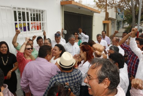 Aunque todavía no es electo, el candidato a la senaduría por Veracruz, Juan Nicolàs Callejas Roldàn, inauguró su casa de gestión. Le acompañaron los candidatos por los distritos 1 y 2 de Veracruz.