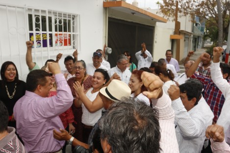 Aunque todavía no es electo, el candidato a la senaduría por Veracruz, Juan Nicolàs Callejas Roldàn, inauguró su casa de gestión. Le acompañaron los candidatos por los distritos 1 y 2 de Veracruz.