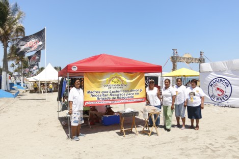 El Colectivo de Búsqueda Solecito Veracruzanos, instaló un puesto de comida en la playa del parque acuático Acua-Ver. Lo recaudado se destinará para seguir con la localización de sus seres queridos. 