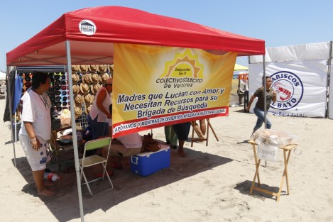 El Colectivo de Búsqueda Solecito Veracruzanos, instaló un puesto de comida en la playa del parque acuático Acua-Ver. Lo recaudado se destinará para seguir con la localización de sus seres queridos. 