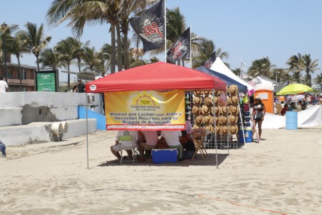 El Colectivo de Búsqueda Solecito Veracruzanos, instaló un puesto de comida en la playa del parque acuático Acua-Ver. Lo recaudado se destinará para seguir con la localización de sus seres queridos. 