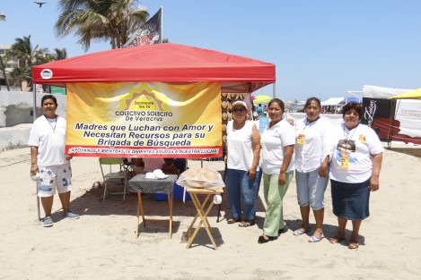 El Colectivo de Búsqueda Solecito Veracruzanos, instaló un puesto de comida en la playa del parque acuático Acua-Ver. Lo recaudado se destinará para seguir con la localización de sus seres queridos.