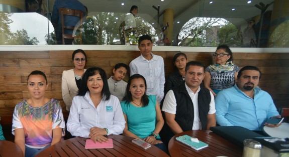 La candidata  diputada federal por Panal en Xalapa del distrito X, Maricarmen Rizo Ruiz al arrancar su campaña, habló de algunas de sus propuestas en conocido café del centro.