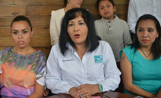 Entre las propuestas con las que la maestra Marycarmen Rizo buscará el voto de los ciudadanos, destacan las relacionadas con el tema de la mujer, en el que lleva trabajando más de 20 años trabajando, tales como un pago justo e igualitaria para ellas y el combate a la violencia de género.
