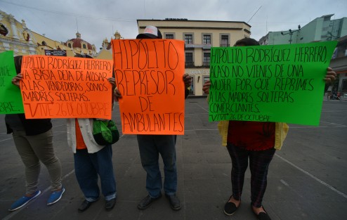 Como cada semana integrantes de la asociación VIVE se manifestaron en la plaza Lerdo para denunciar el acoso que sufren por parte de comercio municipal. Piden ayuda del gobernador.