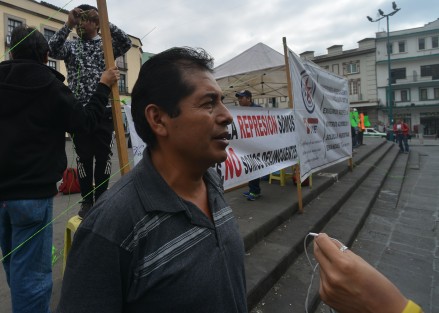 El representante de los comerciantes de VIVE,acusó nuevamente al alcalde de Xalapa, Hipólito Rodríguez, de impedir el trabajo de mujeres. Asegura que ayer fueron retiradas de frente de una tienda de telas de la avenida Revolución, algunas vendedoras. Dijo que tenían convenios verbales con administraciones pasadas.  