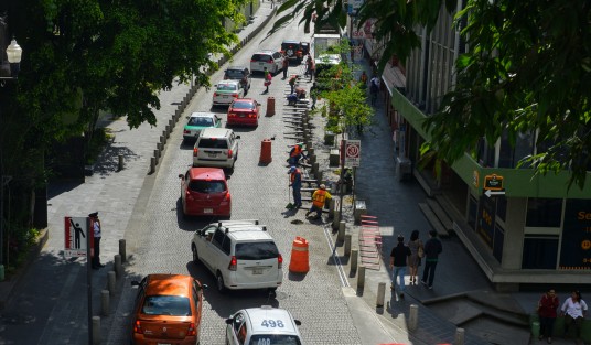 Empleados  municipales realizan la limpieza de las atarjeas de la calle Zaragoza en el centro de la ciudad de Xalapa.  