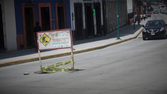 Mientras en el centro de Xalapa se destapan atarjeas para desazolvar, en la calle Xalapeños Ilustres sigue sin ser tapado el registro que se quebrara hace unos días. 