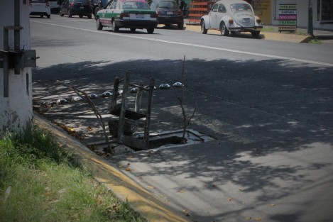 Otra atarjea quebrada en las calles de Xalapa transitadas, es la ubicada en la avenida 20 de Noviembre, justo frente a la Quinta de las Rosas, la cual está señalada con una silla y unas ramas sin florecitas. 