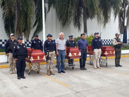 Al parecer para el Secretario de Seguridad Pública, Jaime Téllez Marié, los policías municipales fallecidos durante el motín en el penal de La Toma, no ameritaban que durante sus vacaciones vistiera uniforme, para montarles guardia de honor. 