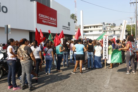 Un contingente de antorchistas se manifestó afuera de las oficinas de Grupo MAS en Veracruz, Ver.. Los inconformes cerraron la calle Santos Pérez Abascal en demanda de 4 pipas de agua adicionales a las 8 que reciben sin costo para abastecer 5 colonias irregulares adheridas a esta agrupación.