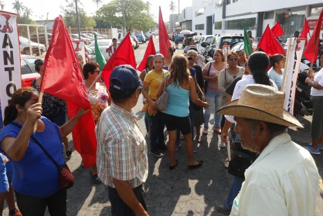 Un contingente de antorchistas se manifestó afuera de las oficinas de Grupo MAS en Veracruz, Ver.. Los inconformes cerraron la calle Santos Pérez Abascal en demanda de 4 pipas de agua adicionales a las 8 que reciben sin costo para abastecer 5 colonias irregulares adheridas a esta agrupación.