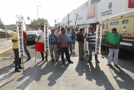 Un contingente de antorchistas se manifestó afuera de las oficinas de Grupo MAS en Veracruz, Ver.. Los inconformes cerraron la calle Santos Pérez Abascal en demanda de 4 pipas de agua adicionales a las 8 que reciben sin costo para abastecer 5 colonias irregulares adheridas a esta agrupación.
