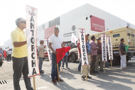 Un contingente de antorchistas se manifestó afuera de las oficinas de Grupo MAS en Veracruz, Ver.. Los inconformes cerraron la calle Santos Pérez Abascal en demanda de 4 pipas de agua adicionales a las 8 que reciben sin costo para abastecer 5 colonias irregulares adheridas a esta agrupación.