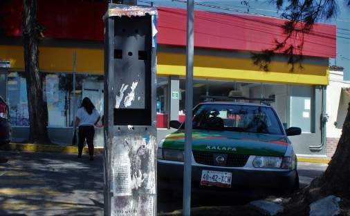 Contaminación visual de teléfonos públicos, obsoletos y destruídos.
