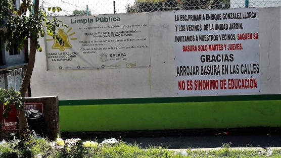 Mensajes y más mensajes de No Tire Basura en lugares y horarios prohibidos, pero hay gente que no entiende. Definitivamente, la persona que es cochina, ni aunque le pongas mil mensajes. 
