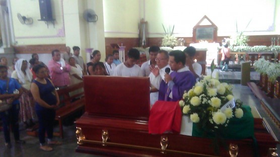 En ausencia de algún representante de la SSP, de la cual formaba parte, fue sepultado en Papantla, de donde era originario, el policía Eleazar Hernández, uno de los oficiales fallecidos durante el motín en el penal de La Toma, elfin de semana pasado. 