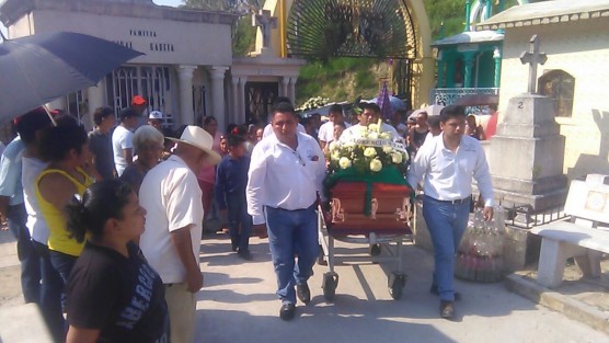 En ausencia de algún representante de la SSP, de la cual formaba parte, fue sepultado en Papantla, de donde era originario, el policía Eleazar Hernández, uno de los oficiales fallecidos durante el motín en el penal de La Toma, elfin de semana pasado. 