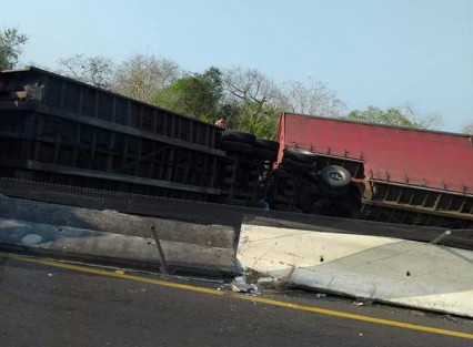 Un herido, daños materiales de consideración y rapiña fue el saldo que dejó la volcadura de un tráiler de la empresa Coca-Cola, en la carretera Xalapa-Veracruz, a la altura de la congregación Plan del Río, provocando la movilización de diversos cuerpos de rescate.