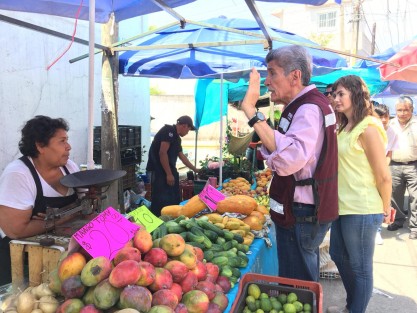 El candidato a la diputación por el distrito 10 de Xalapa, Rafael Hernández Villalpando, recorrió el mercado sobre ruedas que se coloca a un costado del salón Bazar. Saludó a comerciantes  y la gente que acude a realizar sus compras. 