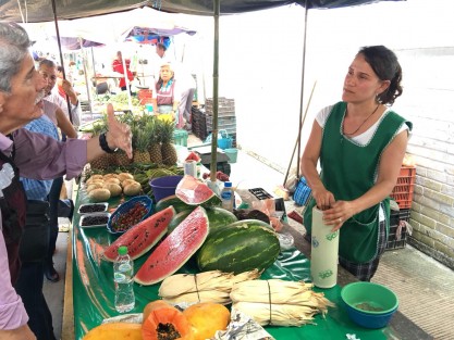 El candidato a la diputación por el distrito 10 de Xalapa, Rafael Hernández Villalpando, recorrió el mercado sobre ruedas que se coloca a un costado del salón Bazar. Saludó a comerciantes  y la gente que acude a realizar sus compras. 