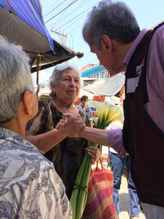 El candidato a la diputación por el distrito 10 de Xalapa, Rafael Hernández Villalpando, recorrió el mercado sobre ruedas que se coloca a un costado del salón Bazar. Saludó a comerciantes  y la gente que acude a realizar sus compras. 