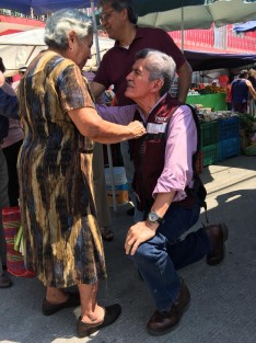 Una señora que acudió al mercado le dijo que le daría la bendición para que le vaya bien en su campaña.