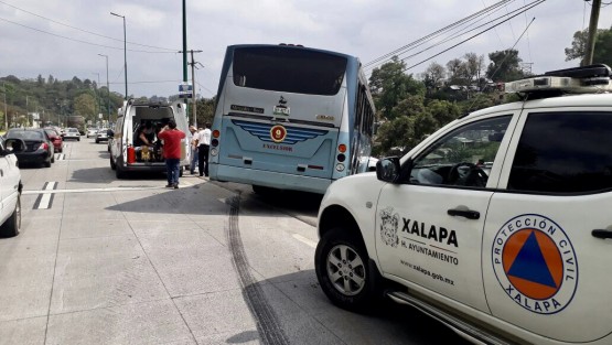 Este martes en la avenida Bolivia, cerca del entronque con la carretera Xalapa- Coatepec, una unidad del IMSS estuvo a punto de caer a un voladero, luego de que fuera impactada por un autobús de la línea Excélsior. El incidente fue aprovechado por vecinos para solicitar más seguridad vial en la calle, donde han ocurrido ya varios accidentes.  