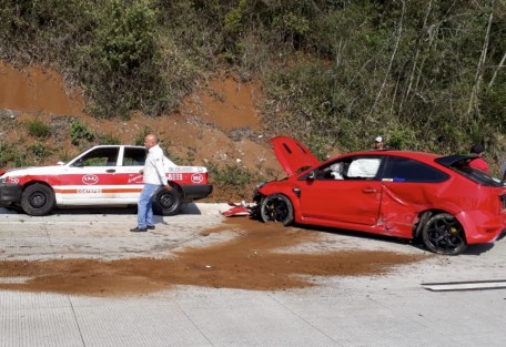 Y continuando con los accidentes en la carretera Xalapa - Coatepec, recién remodelada e inaugurada, la mañana de este miércoles se suscitó un choque entre un taxi y un auto particular.