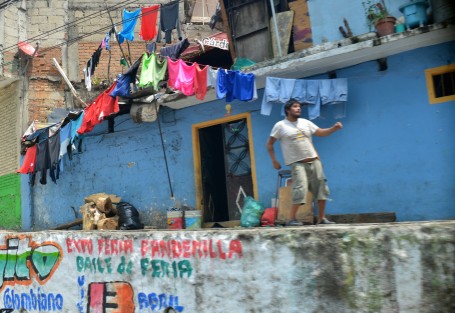 Un hombre con capacidades diferentes baila frente a su casa en la avenida Ruiz Cortines. Ser feliz sin necesidad de muchas cosas es una gran capacidad.   