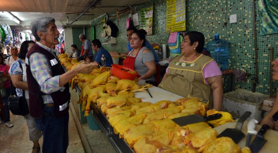 Rafael Hernández Villalpando,  candidato a la diputación federal por el distrito 10 Xalapa, recorrió el mercado Jáuregui y la céntrica calle Clavijero, donde encontró a varios conocidos y gente que recordó que él fue alcalde de esta ciudad. 