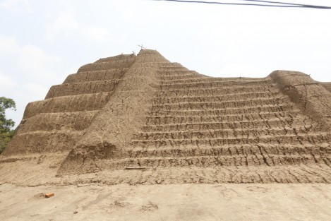 Una pirámide de la zona arqueológica La Joya, en Medellín, necesita ser incluída en un proyecto de rescate por parte del INAH. Por el momento son los propios pobladores quienes procuran, como pueden, conservar el monumento. 