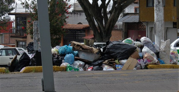 Gobiernos municipales se van y otros llegan; los que llegan dicen tener la solución, y los que se fueron dijeron lo mismo y no lohicieron o no pudieron, el asuntos es que el problema de la basura es más complejo cada día en esta capital.

