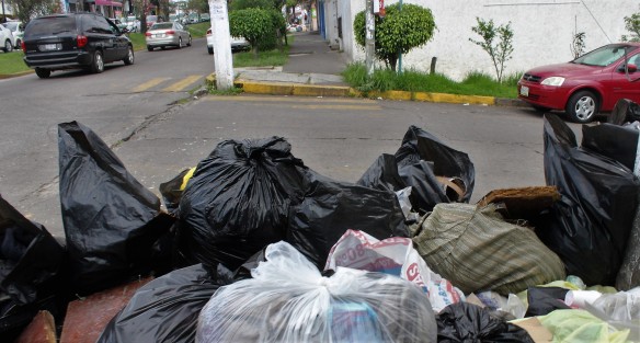 Gobiernos municipales se van y otros llegan; los que llegan dicen tener la solución, y los que se fueron dijeron lo mismo y no lohicieron o no pudieron, el asuntos es que el problema de la basura es más complejo cada día en esta capital.
