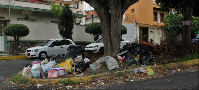 Gobiernos municipales se van y otros llegan; los que llegan dicen tener la solución, y los que se fueron dijeron lo mismo y no lohicieron o no pudieron, el asuntos es que el problema de la basura es más complejo cada día en esta capital.
