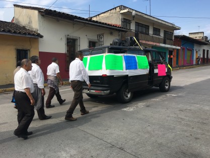Taxistas controlados de CAXA marchan hacia el centro de la ciudad denunciando que pretenden retirarlos de su lugar de trabajo, con el propósito de que entre una nueva organización y aumentar las tarifas.   