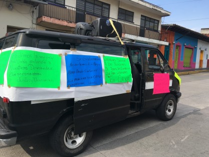 Taxistas controlados de CAXA marchan hacia el centro de la ciudad denunciando que pretenden retirarlos de su lugar de trabajo, con el propósito de que entre una nueva organización y aumentar las tarifas.   