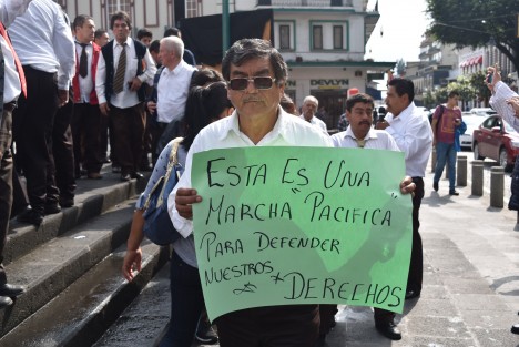 Taxistas del servicio controlado que operan en la central de autobuses Caxa realizaron una marcha y manifestación pacífica para protestar porque ya no podrán prestar sus servicios a partir del 10 de abril, debido a que la licitación la ganó otra empresa de taxis. 