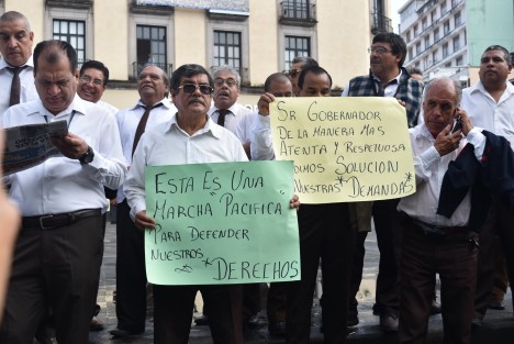 Taxistas del servicio controlado que operan en la central de autobuses Caxa realizaron una marcha y manifestación pacífica para protestar porque ya no podrán prestar sus servicios a partir del 10 de abril, debido a que la licitación la ganó otra empresa de taxis. 