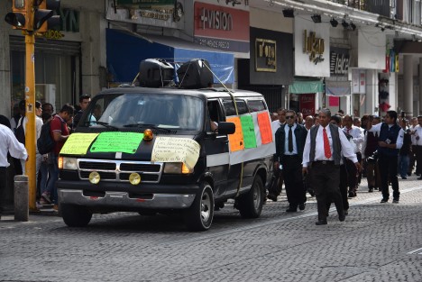 Taxistas del servicio controlado que operan en la central de autobuses Caxa realizaron una marcha y manifestación pacífica para protestar porque ya no podrán prestar sus servicios a partir del 10 de abril, debido a que la licitación la ganó otra empresa de taxis. 
