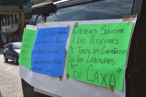 Taxistas del servicio controlado que operan en la central de autobuses Caxa realizaron una marcha y manifestación pacífica para protestar porque ya no podrán prestar sus servicios a partir del 10 de abril, debido a que la licitación la ganó otra empresa de taxis. 
