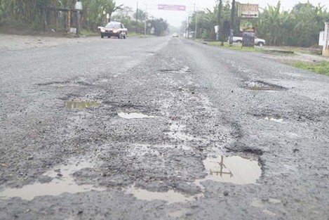 No se ve para cuándo reparen carreteras que enlazan a Tlapacoyan.