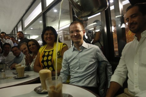 El candidato del PAN a la Presidencia de la República, Ricardo Anaya Cortés, en su visita a la ciudad de Veracruz, degustó un tradicional café lechero luego de ofrecer una rueda de prensa.