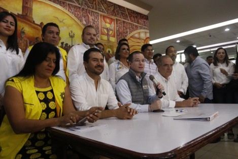 Ante la imposibilidad de expresarse por voz propia al no haber iniciado aún su campaña, Miguel Ángel Yunes Márquez fungió como apuntador del candidato presidencial ante los cuestionamientos dela prensa sobre asuntos relacionados con la administración de su papá. 